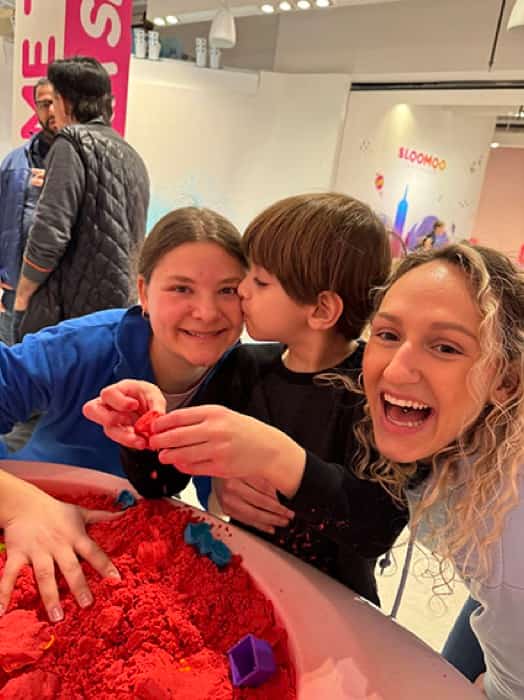Zwei Fachkräfte spielen mit einem Jungen im Sloomoo Institute