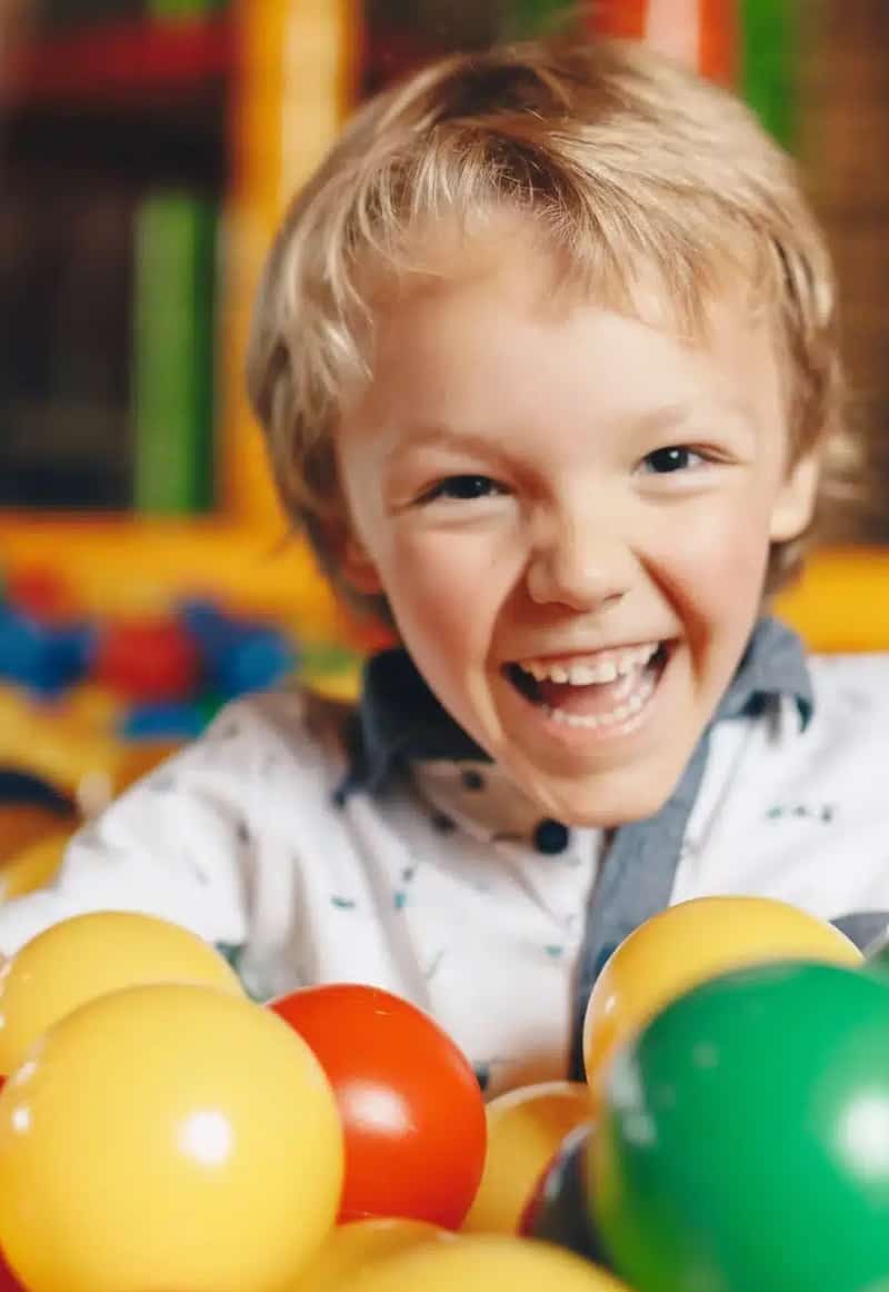 Lachender Junge beim Spielen